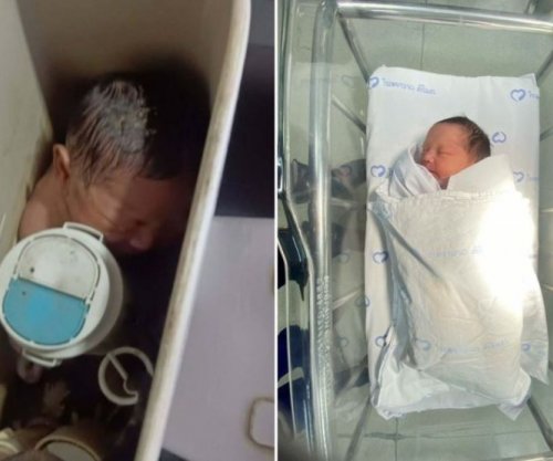 Tronditëse në Bangkok: Foshnja gjendet e gjallë në tualet, pastruesja e dëgjoi duke qarë