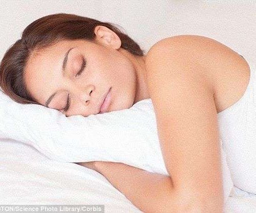 Çfarë i ndodh trupit tonë nëse flemë çdo natë në një dhomë të ftohtë?