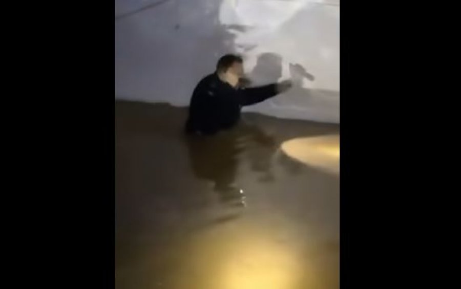 Akt heroik  Policët shpëtojnë dy persona të moshuar nga vërshimet