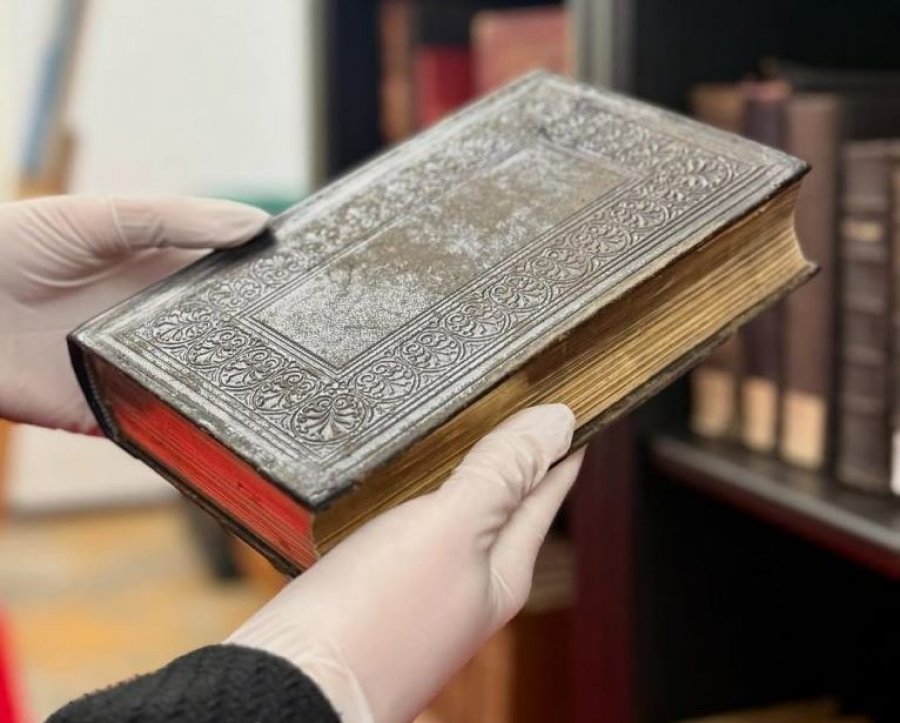 Biblioteka Kombëtare e Shqipërisë ekspozon 100 Bibla të rralla