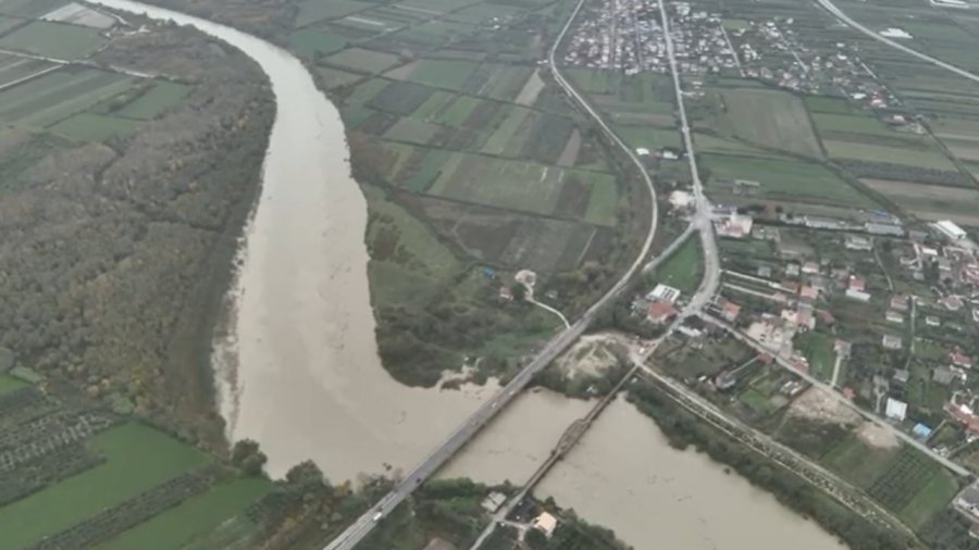 niveli-i-ujit-ne-lumin-vjosa-ka-arritur-ne-6-metra-rrezikon-te-dale-nga-shtrati