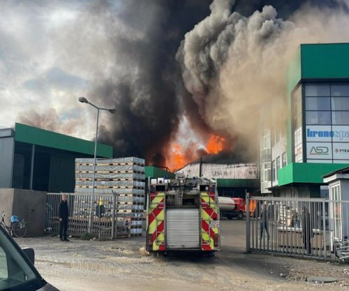 Beteja me flakët në Ferizaj, zjarrfikësit po punojnë për lokalizimin e zjarrit