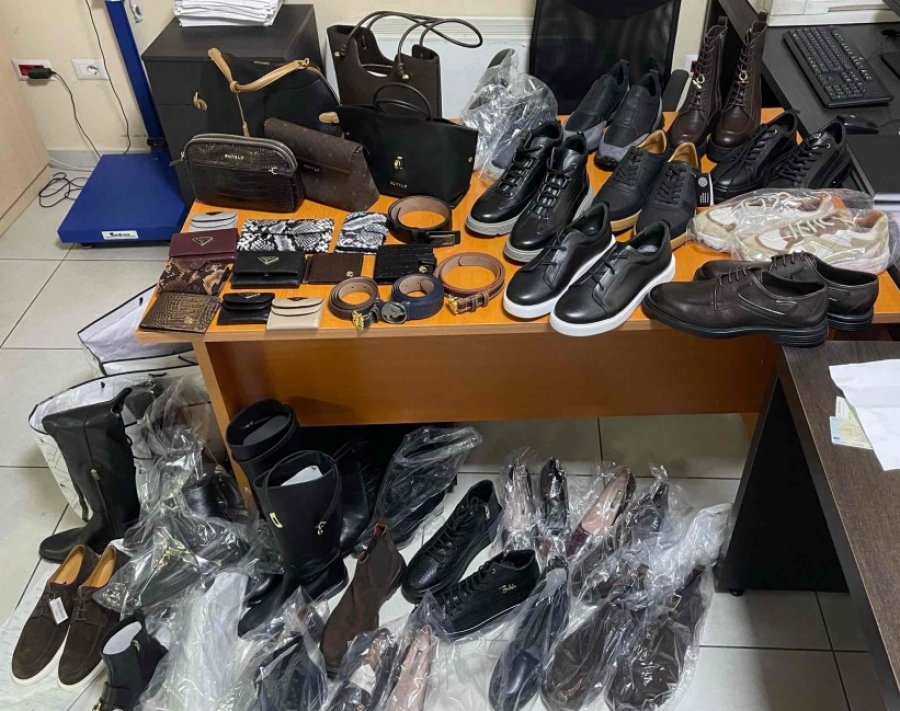 Zbulohen këpucë, çanta e aksesorë të padeklaruar në Vërmicë