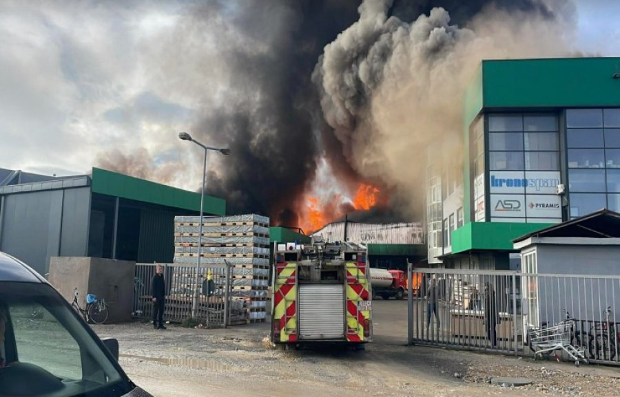 Beteja me flakët në Ferizaj, zjarrfikësit po punojnë për lokalizimin e zjarrit