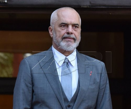 Sekretarja britanike njoftoi dëbimin e 700 familjeve shqiptare, reagon Rama