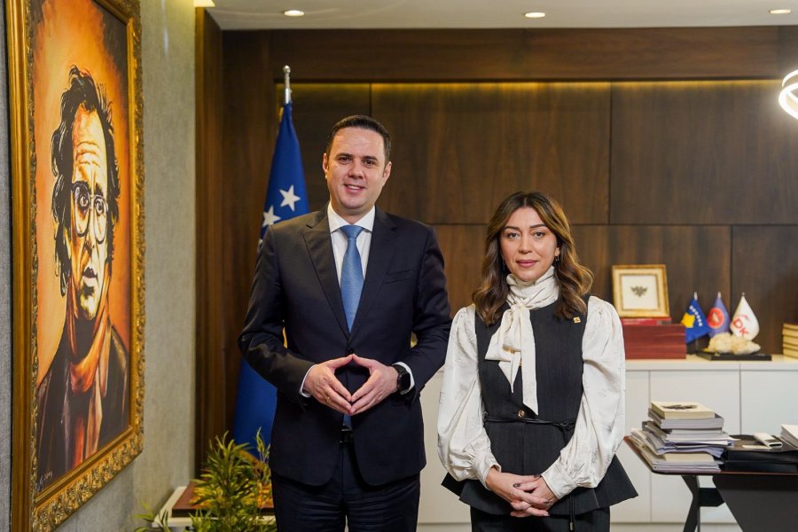 Këngëtarja Adelina Thaçi i bashkohet LDK së