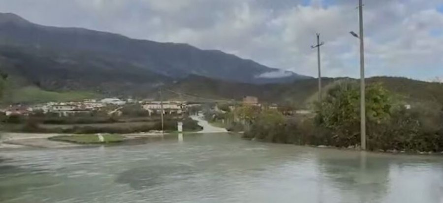 Banesa nën ujë, ura të dëmtuara – reshjet përmbysin jugun dhe juglindjen e Shqipërisë