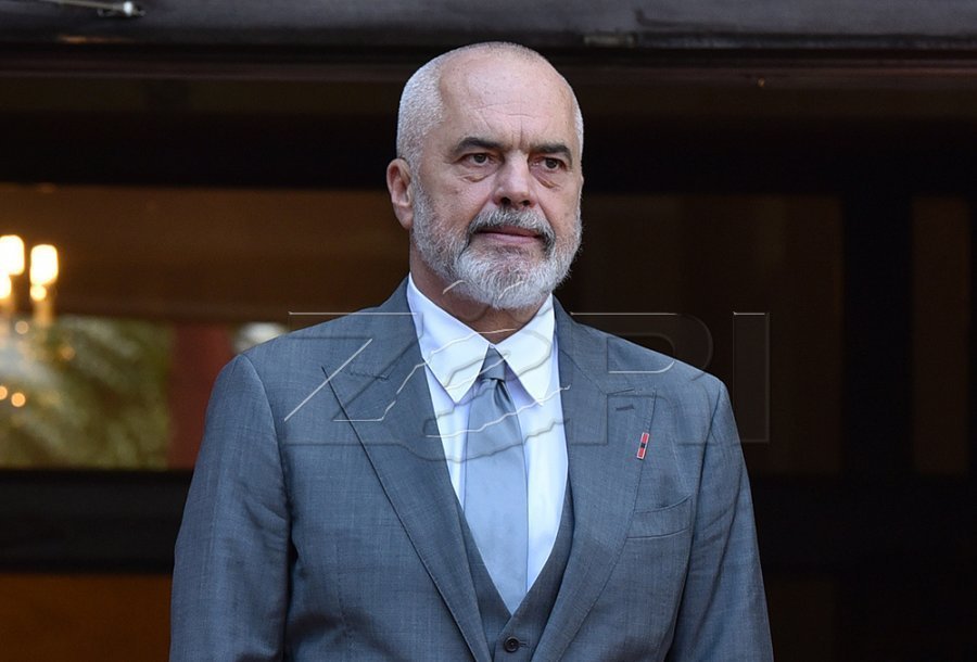 Sekretarja britanike njoftoi dëbimin e 700 familjeve shqiptare, reagon Rama