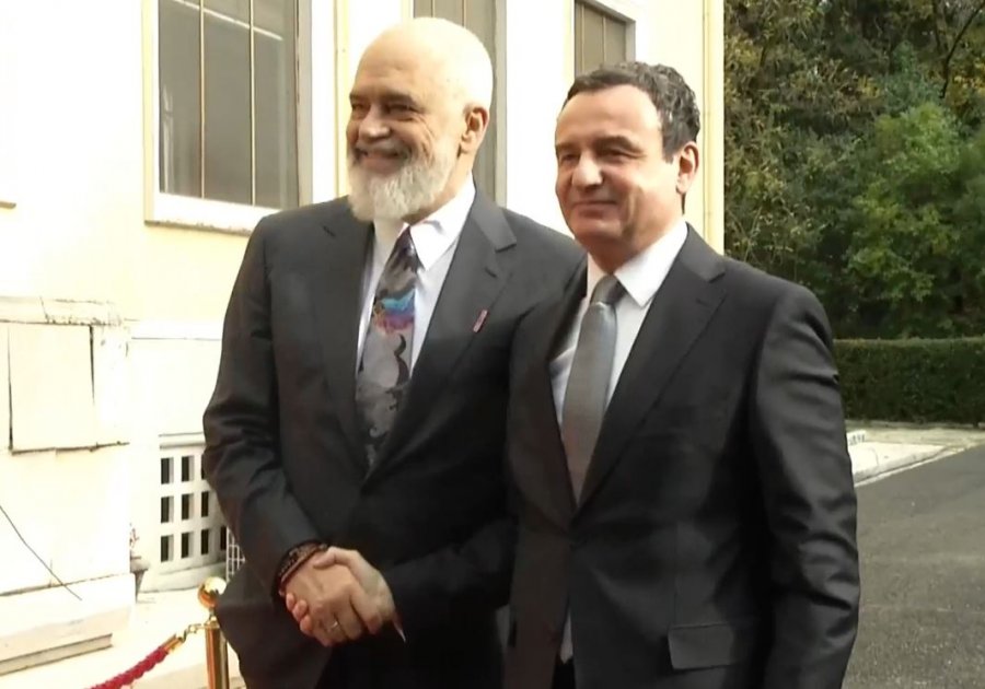 Rama e Kurti shtrëngojnë duart në samitin “Our pathway to EU” në Tiranë
