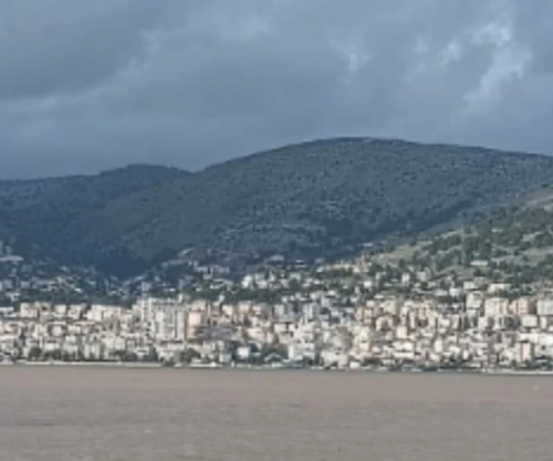 Moti i keq në Shqipëri, ndryshon ngjyrën deti Jon