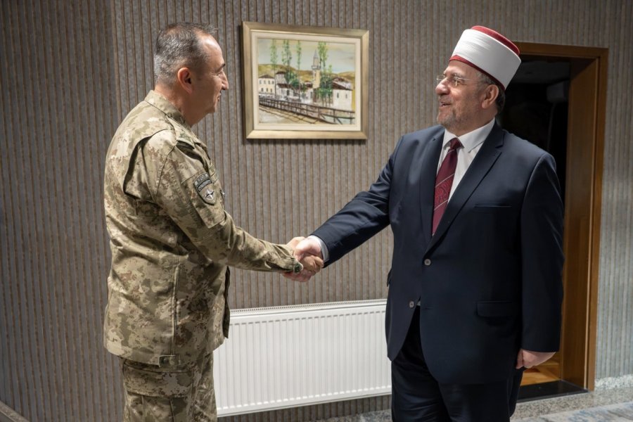 Komandanti i KFOR-it takon myftiun Tërnava: Shkëmbim pikëpamjesh mbi çështjet sociale dhe fetare