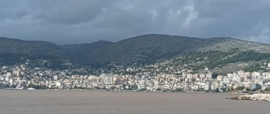 Moti i keq në Shqipëri  ndryshon ngjyrën deti Jon