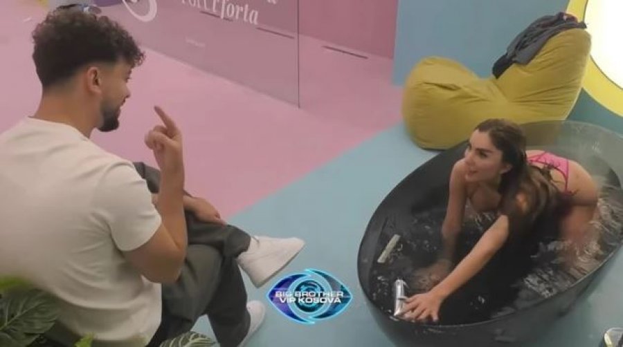 Momente të nxehta në BBVK  Bia dhe Toney çojnë flirtin në një tjetër nivel  video 