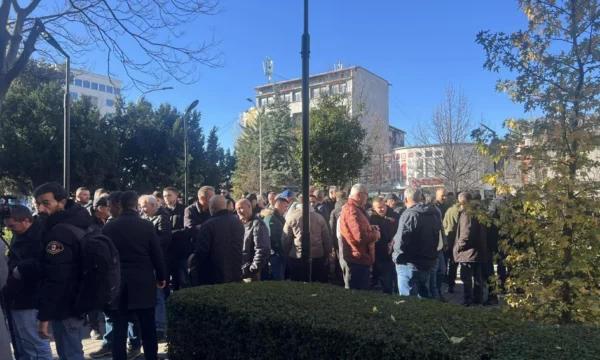 Punëtorët e autobusëve mblidhen te Komuna e Prishtinës, kërkojnë pagat e tyre