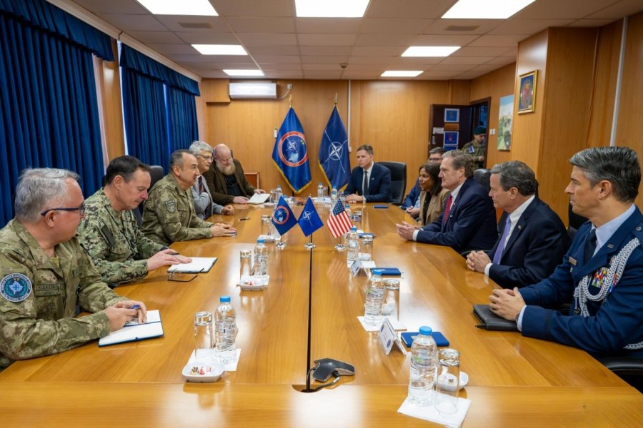  Komandanti i KFOR-it takoi delegacionin e Kongresit të SHBA-së