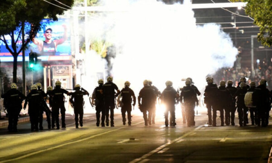 E përditshmja austriake  Vuçiqi merr kontrollin e ushtrisë dhe policisë  njësoj siç bëri dikur Millosheviqi