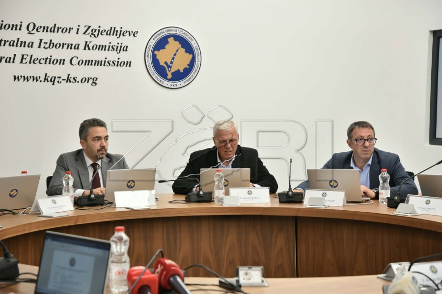 Votimi i mërgatës dhe afatet e dërgimit të fletëvotimeve bëhen diskutim në KQZ