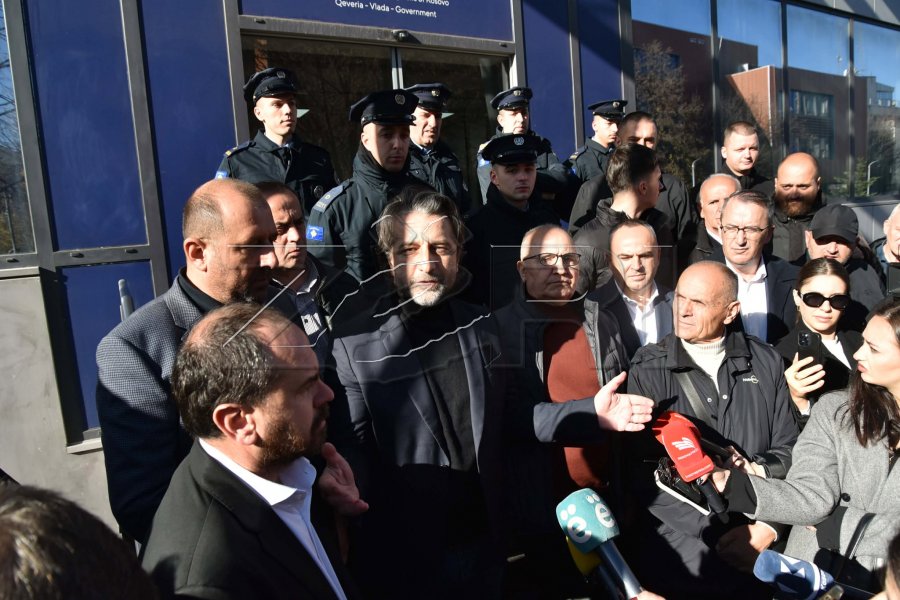 Rama kërkesë Kurtit dhe Muratit  Mos rrini në zyra  hajdeni ta zgjidhim krizën e punëtorëve dhe qytetarëve