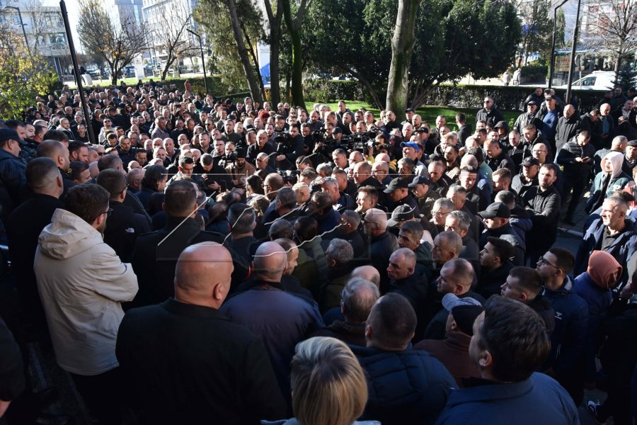 Punëtorët e autobusëve mblidhen te Komuna e Prishtinës  kërkojnë pagat e tyre