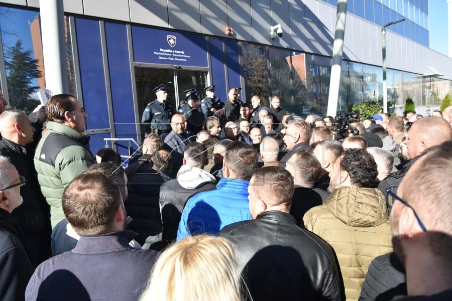 “Më 28 dhjetor le ta mbajnë këta festën”, punëtorët e “Trafikut Urban” thirrje Kurtit e Muratit: Dilni të na takoni