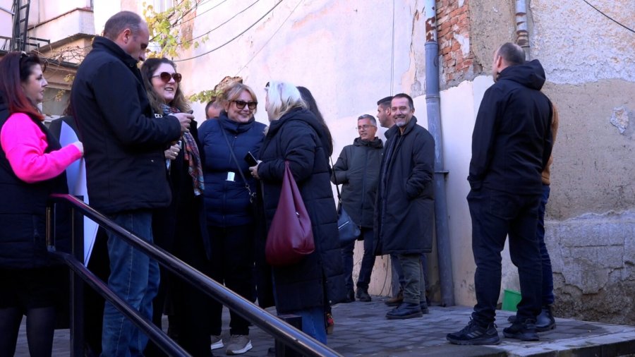 Rilind Gërvalla shihet në grevën e punëtorëve të RTK së