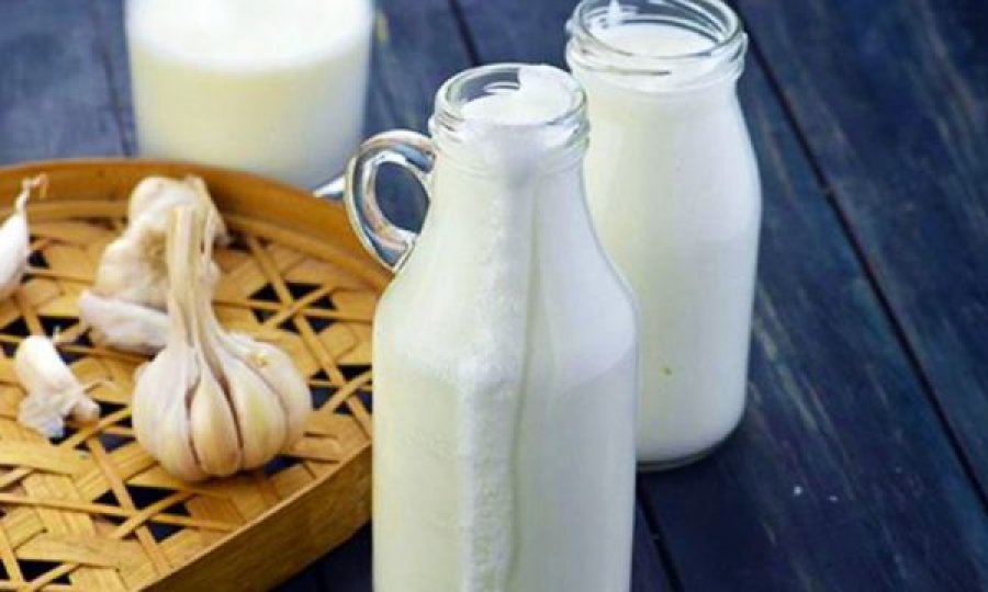 Qumësht me hudhra kundër astmës  kollës  reumatizmit
