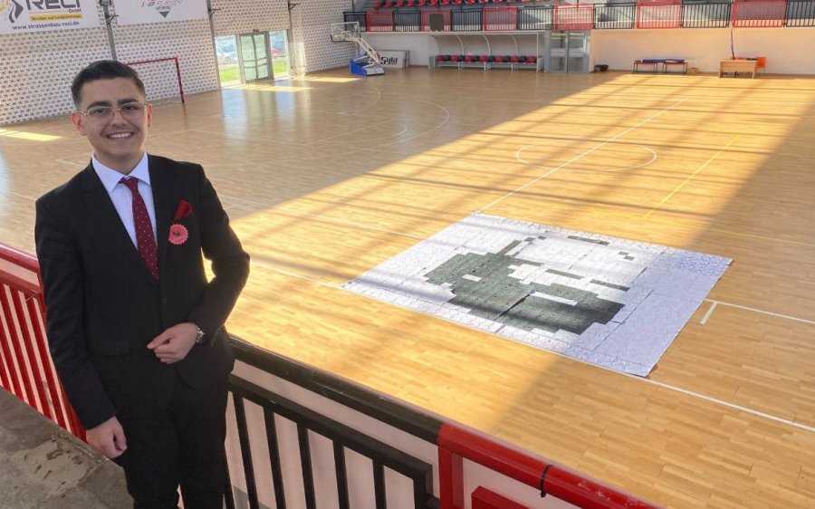 Afro 11 mijë thyerje të letrave, i riu nga Skenderaj me vepër gjigante kushtuar Adem Jasharit