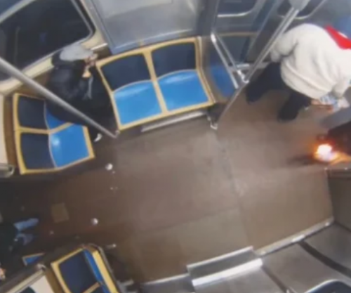 Burri nga Çikago i akuzuar për djegien e një pasagjeri treni ishte arrestuar më parë në 72 raste