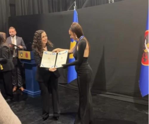 Osmani dekoron me mirënjohje presidenciale Adelina Ismailin
