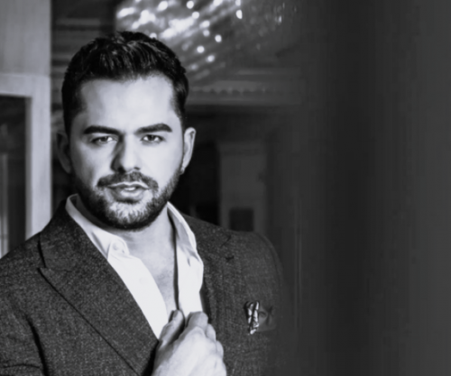 Shpati do prehet dy hapa larg babait të tij!