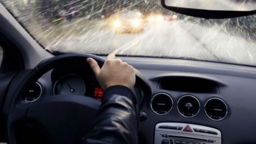 Mos vozitni me xhaketa dimri në veturë, kjo mund të jetë e rrezikshme [video]