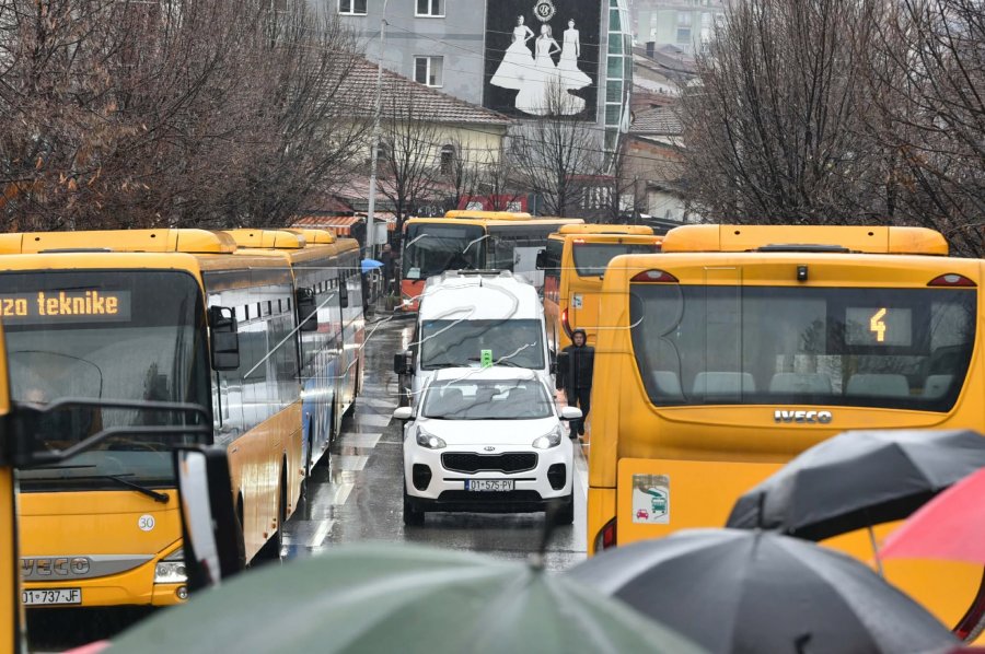 Tollovi në kryeqytet, autobusët sërish te Komuna – punëtorët kërkojnë pagat