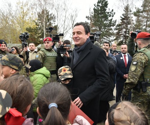 “A po fitojmë pa balotazh?”, fëmijët ngacmojnë Kurtin gjatë vizitës në kazermën e FSK-së