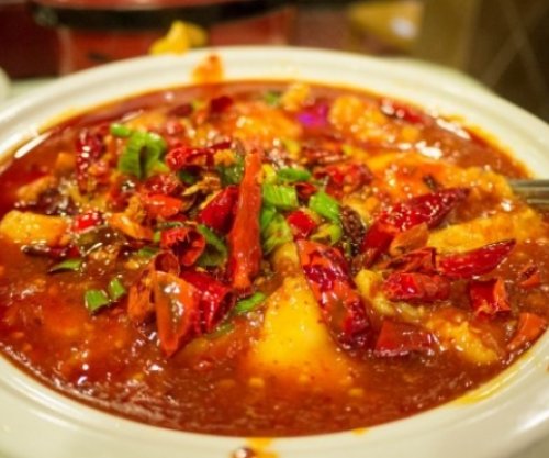 Asnjëherë mos pini ujë pas ushqimeve pikante, ja pse