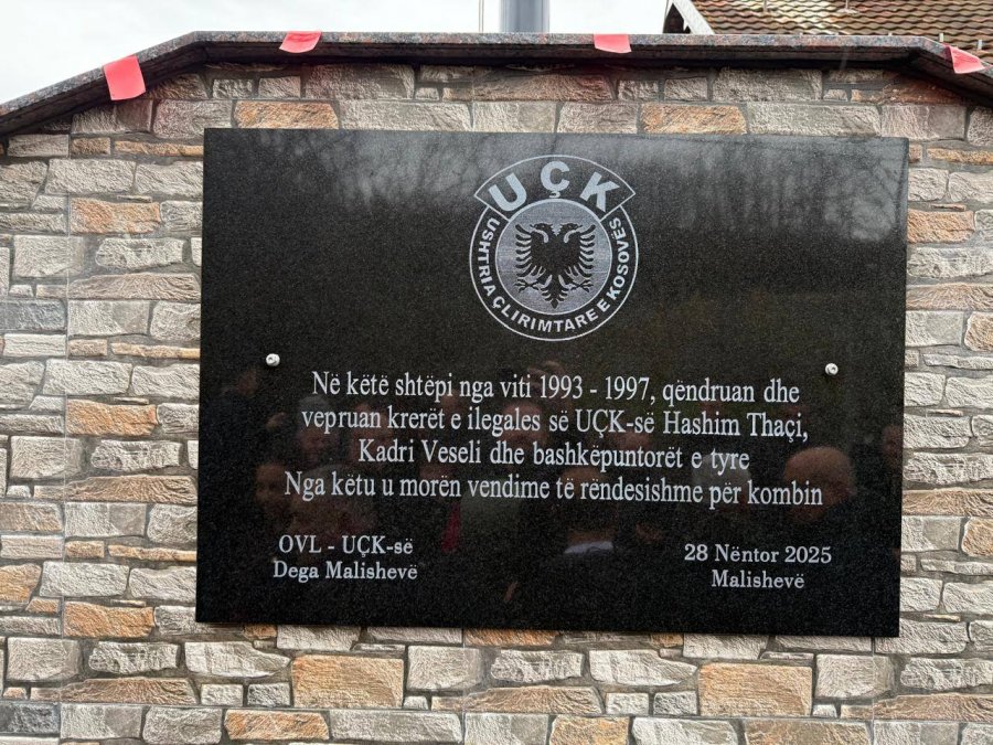 Zbulohet pllaka e UÇK-së në Malishevë, në shtëpinë ku vepruan Thaçi dhe Veseli