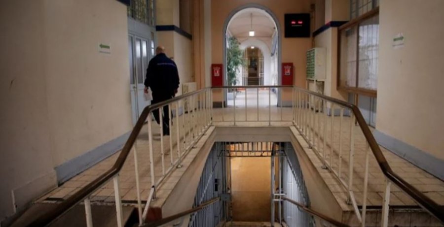 Arratisen dy të burgosur në Francë, përdorën sharrën e sjellë nga droni