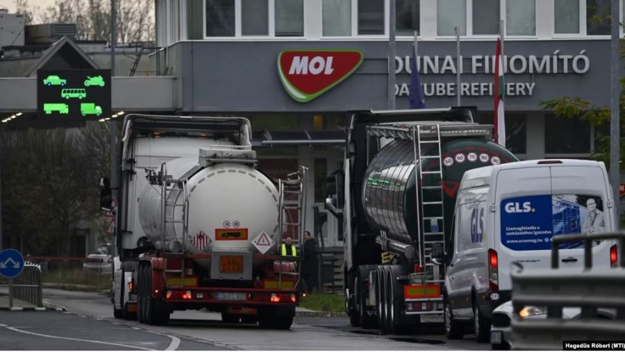 Kompania hungareze në bisedime për të blerë aksione ruse në Industrinë e Naftës së Serbisë