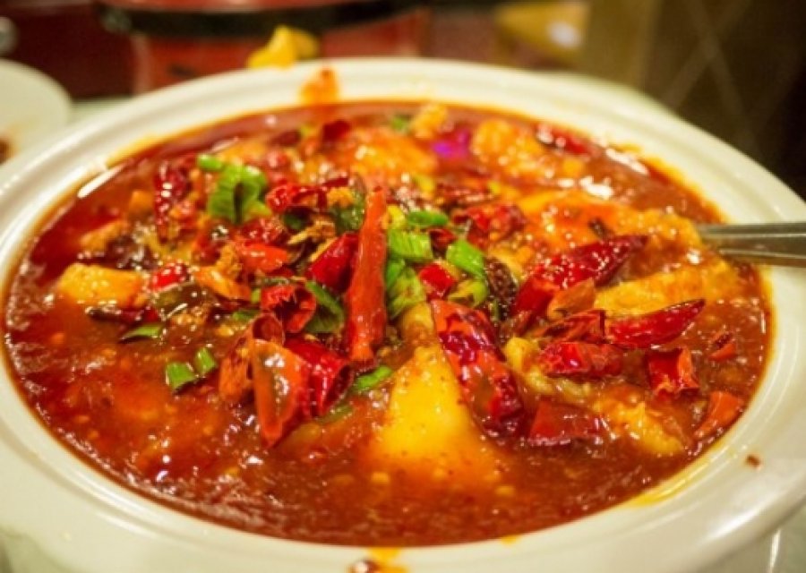 Asnjëherë mos pini ujë pas ushqimeve pikante, ja pse