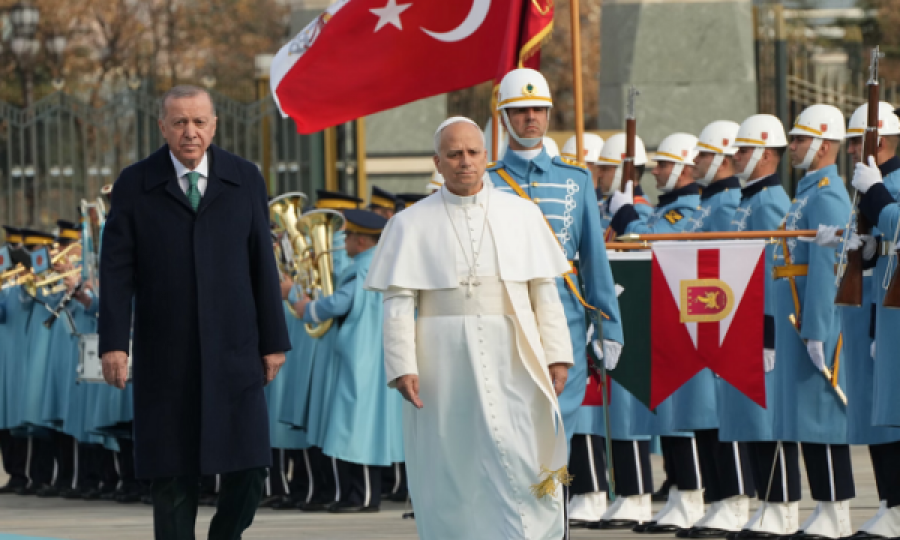 Papa Leo mbërrin në Turqi, pritet nga Erdogani