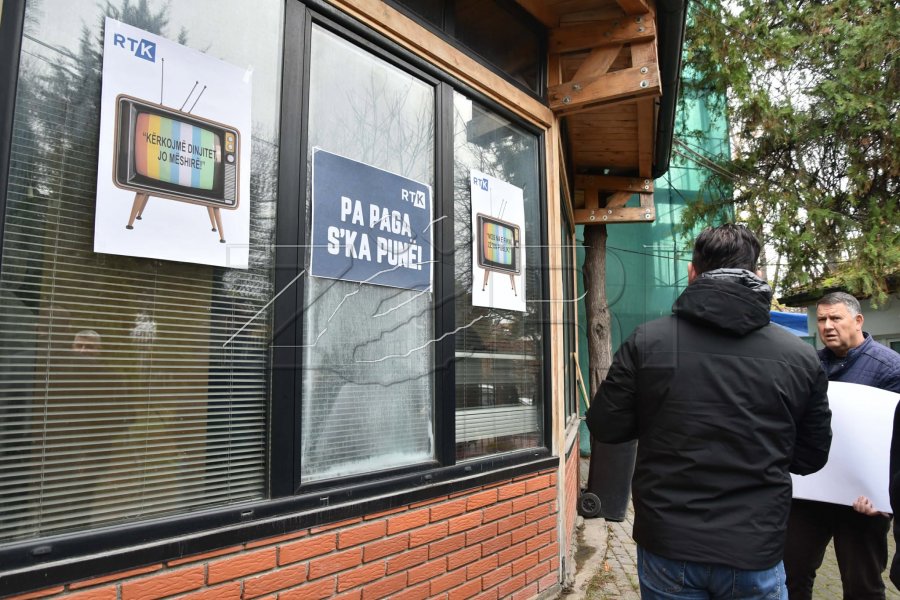 Punëtorët e RTK-së vazhdojnë grevën dyorëshe