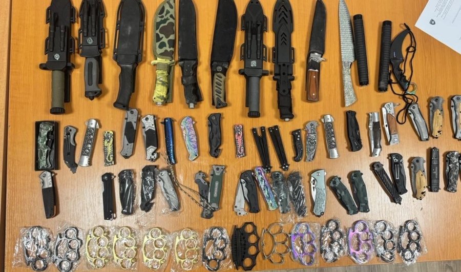 Arrestohet personi që dyshohet se u shiste të miturve “armë të ftohta” në Prishtinë