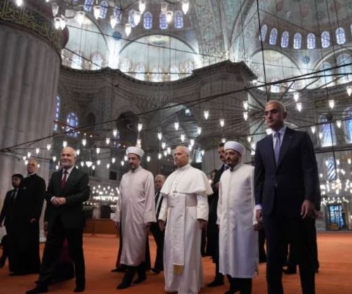 Papa heq këpucët gjatë vizitës në xhaminë e Stambollit, por nuk lutet