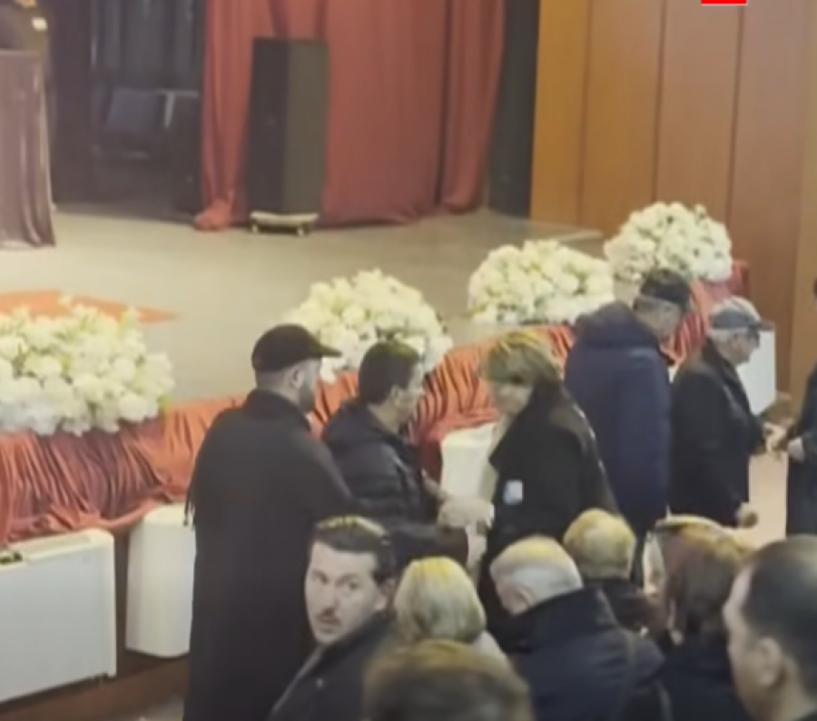 Varrimi i Shpat Kasapit, nëna e këngëtarit ngushëllohet nga vizitorë në Pallatin e Kulturës në Tetovë