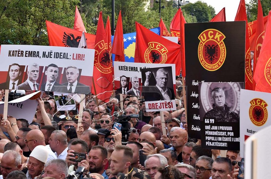 Prishtina ua siguron transportin veteranëve të UÇK-së për në protestën në Tiranë
