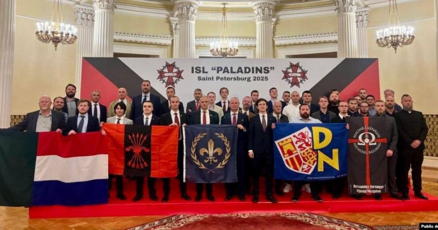 Serbë dhe një politikan i AfD-së, pjesëmarrës në forumin e ekstremit të djathtë në Rusi