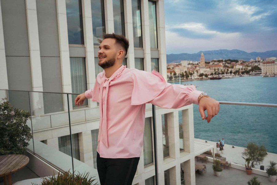David Dreshaj feston ditëlindjen në Kroaci  kush po e lumturon atë 