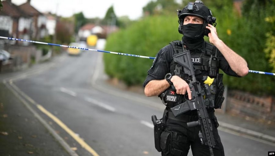 Policia britanike identifikon viktimat dhe autorin e sulmit në sinagogë