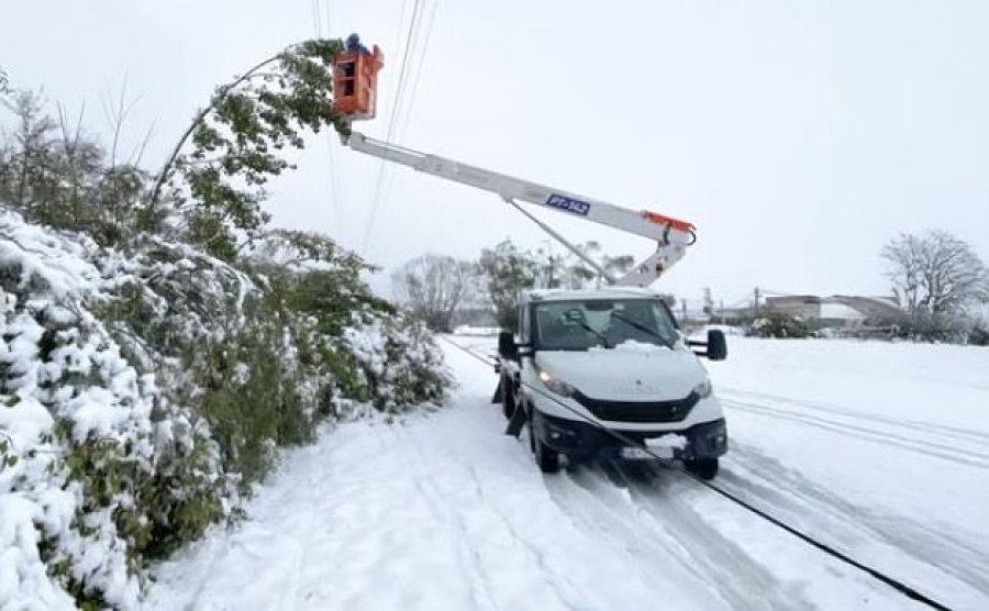Reshjet e borës lënë pa rrymë disa rajone të Kosovës