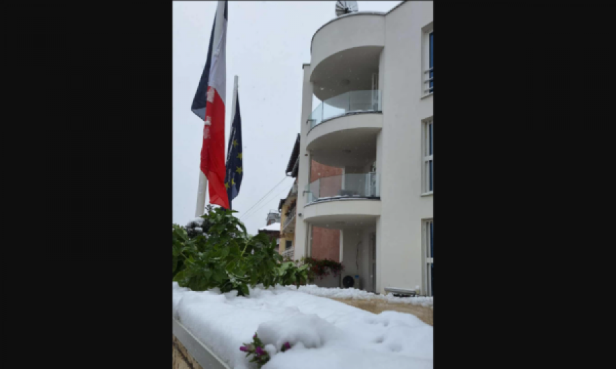 Ambasada e Francës në Kosovë shkruan për borën: Peizazh dimëror befasues për fillim tetori, por i këndshëm