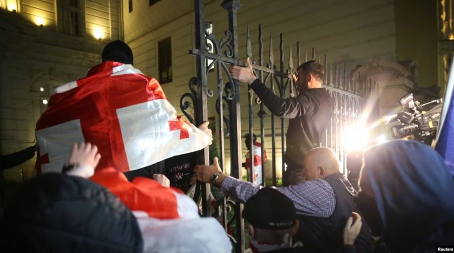 Gjeorgji: Policia përdor sprej piperi dhe topa uji kundër protestuesve
